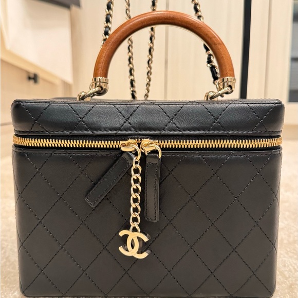 Chanel vanity case with woody handle - Picture 1 of 2